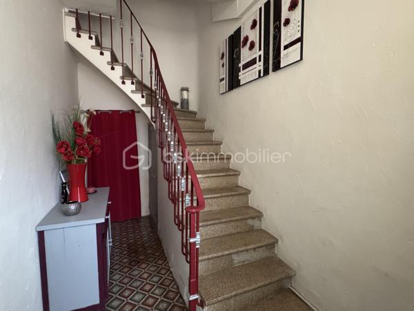Situé dans une maison de ville en pierre divisée en seulement deux lots, cet appartement bénéficie de l'esprit et de l'indépendance d'une maison de ville. Ses beaux volumes, son cachet authentique et sa grande terrasse en font un bien rare, idéal pour une vie de famille confortable.

Dès l'entrée, vous apprécierez les nombreux espaces de rangement astucieusement aménagés, avec un débarras créé dans une ancienne cuve ainsi qu'un espace de stockage sous l'escalier. Le premier étage accueille une agréable pièce de vie lumineuse comprenant un séjour convivial et une cuisine aménagée et équipée. Cet espace s'ouvre directement sur une terrasse d'environ 16 m², parfaite pour profiter des beaux jours en toute tranquillité.

L'espace nuit principal se compose de deux belles chambres d'environ 16 m² et 15 m², dont une dispose d'un placard intégré. Une salle de bain équipée d'une baignoire et d'une douche, un WC indépendant ainsi qu'une buanderie complètent ce niveau particulièrement fonctionnel.

Au second étage, vous découvrirez une vaste pièce pouvant être aménagée selon vos besoins en chambre supplémentaire, salle de jeux ou espace de loisirs. Une mezzanine vient compléter cet étage et pourra accueillir un bureau, un coin détente ou un couchage d'appoint. Les espaces mansardés apportent beaucoup de charme et de caractère à l'ensemble.

Côté confort, le bien bénéficie de prestations appréciables avec une climatisation réversible dans le séjour, le double vitrage, des volets roulants électriques sur la majorité des ouvertures, la fibre optique installée ainsi qu'un visiophone. Les peintures ont été récemment refaites et le cumulus est récent.

Les travaux importants ont déjà été réalisés puisque la toiture a fait l'objet d'une rénovation récente avec la réfection de la partie principale ainsi que le démoussage et le traitement de la partie restante, offrant ainsi une véritable tranquillité aux futurs propriétaires.

Vous serez séduits par le cachet de la pierre, les beaux volumes, les nombreux rangements, et la grande terrasse. Un bien chaleureux et fonctionnel, parfaitement adapté à une famille, à un couple avec enfants ou à toute personne recherchant une résidence principale alliant charme et confort.

Charges annuelles : 477 €.

Une visite s'impose pour apprécier pleinement le potentiel et l'atmosphère unique de ce bien. Contactez moi dès aujourd'hui pour organiser votre découverte.