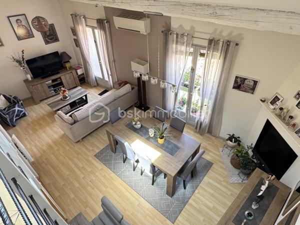 Situé dans une maison de ville en pierre divisée en seulement deux lots, cet appartement bénéficie de l'esprit et de l'indépendance d'une maison de ville. Ses beaux volumes, son cachet authentique et sa grande terrasse en font un bien rare, idéal pour une vie de famille confortable.

Dès l'entrée, vous apprécierez les nombreux espaces de rangement astucieusement aménagés, avec un débarras créé dans une ancienne cuve ainsi qu'un espace de stockage sous l'escalier. Le premier étage accueille une agréable pièce de vie lumineuse comprenant un séjour convivial et une cuisine aménagée et équipée. Cet espace s'ouvre directement sur une terrasse d'environ 16 m², parfaite pour profiter des beaux jours en toute tranquillité.

L'espace nuit principal se compose de deux belles chambres d'environ 16 m² et 15 m², dont une dispose d'un placard intégré. Une salle de bain équipée d'une baignoire et d'une douche, un WC indépendant ainsi qu'une buanderie complètent ce niveau particulièrement fonctionnel.

Au second étage, vous découvrirez une vaste pièce pouvant être aménagée selon vos besoins en chambre supplémentaire, salle de jeux ou espace de loisirs. Une mezzanine vient compléter cet étage et pourra accueillir un bureau, un coin détente ou un couchage d'appoint. Les espaces mansardés apportent beaucoup de charme et de caractère à l'ensemble.

Côté confort, le bien bénéficie de prestations appréciables avec une climatisation réversible dans le séjour, le double vitrage, des volets roulants électriques sur la majorité des ouvertures, la fibre optique installée ainsi qu'un visiophone. Les peintures ont été récemment refaites et le cumulus est récent.

Les travaux importants ont déjà été réalisés puisque la toiture a fait l'objet d'une rénovation récente avec la réfection de la partie principale ainsi que le démoussage et le traitement de la partie restante, offrant ainsi une véritable tranquillité aux futurs propriétaires.

Vous serez séduits par le cachet de la pierre, les beaux volumes, les nombreux rangements, et la grande terrasse. Un bien chaleureux et fonctionnel, parfaitement adapté à une famille, à un couple avec enfants ou à toute personne recherchant une résidence principale alliant charme et confort.

Charges annuelles : 477 €.

Une visite s'impose pour apprécier pleinement le potentiel et l'atmosphère unique de ce bien. Contactez moi dès aujourd'hui pour organiser votre découverte.