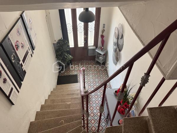 Situé dans une maison de ville en pierre divisée en seulement deux lots, cet appartement bénéficie de l'esprit et de l'indépendance d'une maison de ville. Ses beaux volumes, son cachet authentique et sa grande terrasse en font un bien rare, idéal pour une vie de famille confortable.

Dès l'entrée, vous apprécierez les nombreux espaces de rangement astucieusement aménagés, avec un débarras créé dans une ancienne cuve ainsi qu'un espace de stockage sous l'escalier. Le premier étage accueille une agréable pièce de vie lumineuse comprenant un séjour convivial et une cuisine aménagée et équipée. Cet espace s'ouvre directement sur une terrasse d'environ 16 m², parfaite pour profiter des beaux jours en toute tranquillité.

L'espace nuit principal se compose de deux belles chambres d'environ 16 m² et 15 m², dont une dispose d'un placard intégré. Une salle de bain équipée d'une baignoire et d'une douche, un WC indépendant ainsi qu'une buanderie complètent ce niveau particulièrement fonctionnel.

Au second étage, vous découvrirez une vaste pièce pouvant être aménagée selon vos besoins en chambre supplémentaire, salle de jeux ou espace de loisirs. Une mezzanine vient compléter cet étage et pourra accueillir un bureau, un coin détente ou un couchage d'appoint. Les espaces mansardés apportent beaucoup de charme et de caractère à l'ensemble.

Côté confort, le bien bénéficie de prestations appréciables avec une climatisation réversible dans le séjour, le double vitrage, des volets roulants électriques sur la majorité des ouvertures, la fibre optique installée ainsi qu'un visiophone. Les peintures ont été récemment refaites et le cumulus est récent.

Les travaux importants ont déjà été réalisés puisque la toiture a fait l'objet d'une rénovation récente avec la réfection de la partie principale ainsi que le démoussage et le traitement de la partie restante, offrant ainsi une véritable tranquillité aux futurs propriétaires.

Vous serez séduits par le cachet de la pierre, les beaux volumes, les nombreux rangements, et la grande terrasse. Un bien chaleureux et fonctionnel, parfaitement adapté à une famille, à un couple avec enfants ou à toute personne recherchant une résidence principale alliant charme et confort.

Charges annuelles : 477 €.

Une visite s'impose pour apprécier pleinement le potentiel et l'atmosphère unique de ce bien. Contactez moi dès aujourd'hui pour organiser votre découverte.