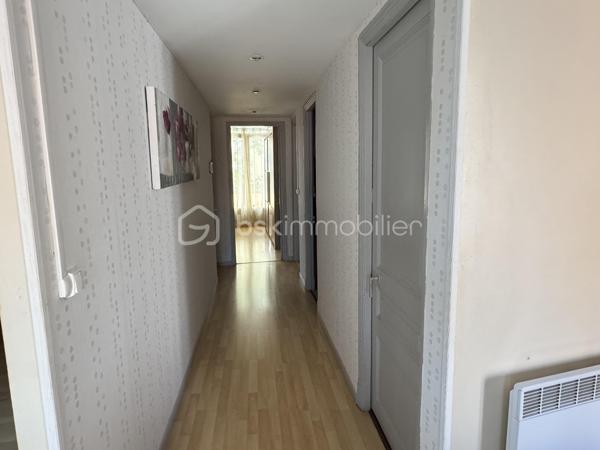 Situé dans une maison de ville en pierre divisée en seulement deux lots, cet appartement bénéficie de l'esprit et de l'indépendance d'une maison de ville. Ses beaux volumes, son cachet authentique et sa grande terrasse en font un bien rare, idéal pour une vie de famille confortable.

Dès l'entrée, vous apprécierez les nombreux espaces de rangement astucieusement aménagés, avec un débarras créé dans une ancienne cuve ainsi qu'un espace de stockage sous l'escalier. Le premier étage accueille une agréable pièce de vie lumineuse comprenant un séjour convivial et une cuisine aménagée et équipée. Cet espace s'ouvre directement sur une terrasse d'environ 16 m², parfaite pour profiter des beaux jours en toute tranquillité.

L'espace nuit principal se compose de deux belles chambres d'environ 16 m² et 15 m², dont une dispose d'un placard intégré. Une salle de bain équipée d'une baignoire et d'une douche, un WC indépendant ainsi qu'une buanderie complètent ce niveau particulièrement fonctionnel.

Au second étage, vous découvrirez une vaste pièce pouvant être aménagée selon vos besoins en chambre supplémentaire, salle de jeux ou espace de loisirs. Une mezzanine vient compléter cet étage et pourra accueillir un bureau, un coin détente ou un couchage d'appoint. Les espaces mansardés apportent beaucoup de charme et de caractère à l'ensemble.

Côté confort, le bien bénéficie de prestations appréciables avec une climatisation réversible dans le séjour, le double vitrage, des volets roulants électriques sur la majorité des ouvertures, la fibre optique installée ainsi qu'un visiophone. Les peintures ont été récemment refaites et le cumulus est récent.

Les travaux importants ont déjà été réalisés puisque la toiture a fait l'objet d'une rénovation récente avec la réfection de la partie principale ainsi que le démoussage et le traitement de la partie restante, offrant ainsi une véritable tranquillité aux futurs propriétaires.

Vous serez séduits par le cachet de la pierre, les beaux volumes, les nombreux rangements, et la grande terrasse. Un bien chaleureux et fonctionnel, parfaitement adapté à une famille, à un couple avec enfants ou à toute personne recherchant une résidence principale alliant charme et confort.

Charges annuelles : 477 €.

Une visite s'impose pour apprécier pleinement le potentiel et l'atmosphère unique de ce bien. Contactez moi dès aujourd'hui pour organiser votre découverte.