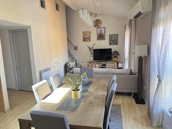 Situé dans une maison de ville en pierre divisée en seulement deux lots, cet appartement bénéficie de l'esprit et de l'indépendance d'une maison de ville. Ses beaux volumes, son cachet authentique et sa grande terrasse en font un bien rare, idéal pour une vie de famille confortable.

Dès l'entrée, vous apprécierez les nombreux espaces de rangement astucieusement aménagés, avec un débarras créé dans une ancienne cuve ainsi qu'un espace de stockage sous l'escalier. Le premier étage accueille une agréable pièce de vie lumineuse comprenant un séjour convivial et une cuisine aménagée et équipée. Cet espace s'ouvre directement sur une terrasse d'environ 16 m², parfaite pour profiter des beaux jours en toute tranquillité.

L'espace nuit principal se compose de deux belles chambres d'environ 16 m² et 15 m², dont une dispose d'un placard intégré. Une salle de bain équipée d'une baignoire et d'une douche, un WC indépendant ainsi qu'une buanderie complètent ce niveau particulièrement fonctionnel.

Au second étage, vous découvrirez une vaste pièce pouvant être aménagée selon vos besoins en chambre supplémentaire, salle de jeux ou espace de loisirs. Une mezzanine vient compléter cet étage et pourra accueillir un bureau, un coin détente ou un couchage d'appoint. Les espaces mansardés apportent beaucoup de charme et de caractère à l'ensemble.

Côté confort, le bien bénéficie de prestations appréciables avec une climatisation réversible dans le séjour, le double vitrage, des volets roulants électriques sur la majorité des ouvertures, la fibre optique installée ainsi qu'un visiophone. Les peintures ont été récemment refaites et le cumulus est récent.

Les travaux importants ont déjà été réalisés puisque la toiture a fait l'objet d'une rénovation récente avec la réfection de la partie principale ainsi que le démoussage et le traitement de la partie restante, offrant ainsi une véritable tranquillité aux futurs propriétaires.

Vous serez séduits par le cachet de la pierre, les beaux volumes, les nombreux rangements, et la grande terrasse. Un bien chaleureux et fonctionnel, parfaitement adapté à une famille, à un couple avec enfants ou à toute personne recherchant une résidence principale alliant charme et confort.

Charges annuelles : 477 €.

Une visite s'impose pour apprécier pleinement le potentiel et l'atmosphère unique de ce bien. Contactez moi dès aujourd'hui pour organiser votre découverte.