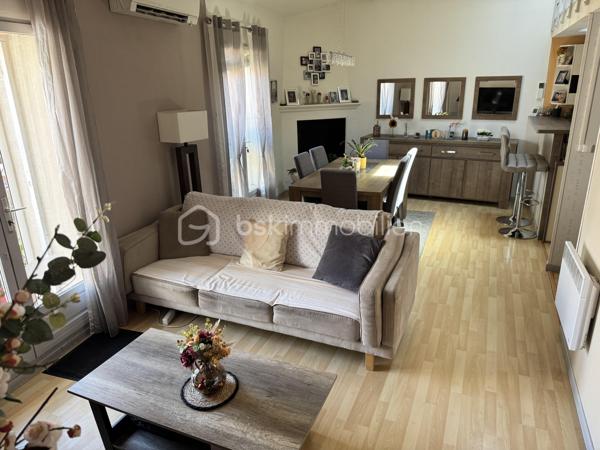 Situé dans une maison de ville en pierre divisée en seulement deux lots, cet appartement bénéficie de l'esprit et de l'indépendance d'une maison de ville. Ses beaux volumes, son cachet authentique et sa grande terrasse en font un bien rare, idéal pour une vie de famille confortable.

Dès l'entrée, vous apprécierez les nombreux espaces de rangement astucieusement aménagés, avec un débarras créé dans une ancienne cuve ainsi qu'un espace de stockage sous l'escalier. Le premier étage accueille une agréable pièce de vie lumineuse comprenant un séjour convivial et une cuisine aménagée et équipée. Cet espace s'ouvre directement sur une terrasse d'environ 16 m², parfaite pour profiter des beaux jours en toute tranquillité.

L'espace nuit principal se compose de deux belles chambres d'environ 16 m² et 15 m², dont une dispose d'un placard intégré. Une salle de bain équipée d'une baignoire et d'une douche, un WC indépendant ainsi qu'une buanderie complètent ce niveau particulièrement fonctionnel.

Au second étage, vous découvrirez une vaste pièce pouvant être aménagée selon vos besoins en chambre supplémentaire, salle de jeux ou espace de loisirs. Une mezzanine vient compléter cet étage et pourra accueillir un bureau, un coin détente ou un couchage d'appoint. Les espaces mansardés apportent beaucoup de charme et de caractère à l'ensemble.

Côté confort, le bien bénéficie de prestations appréciables avec une climatisation réversible dans le séjour, le double vitrage, des volets roulants électriques sur la majorité des ouvertures, la fibre optique installée ainsi qu'un visiophone. Les peintures ont été récemment refaites et le cumulus est récent.

Les travaux importants ont déjà été réalisés puisque la toiture a fait l'objet d'une rénovation récente avec la réfection de la partie principale ainsi que le démoussage et le traitement de la partie restante, offrant ainsi une véritable tranquillité aux futurs propriétaires.

Vous serez séduits par le cachet de la pierre, les beaux volumes, les nombreux rangements, et la grande terrasse. Un bien chaleureux et fonctionnel, parfaitement adapté à une famille, à un couple avec enfants ou à toute personne recherchant une résidence principale alliant charme et confort.

Charges annuelles : 477 €.

Une visite s'impose pour apprécier pleinement le potentiel et l'atmosphère unique de ce bien. Contactez moi dès aujourd'hui pour organiser votre découverte.
