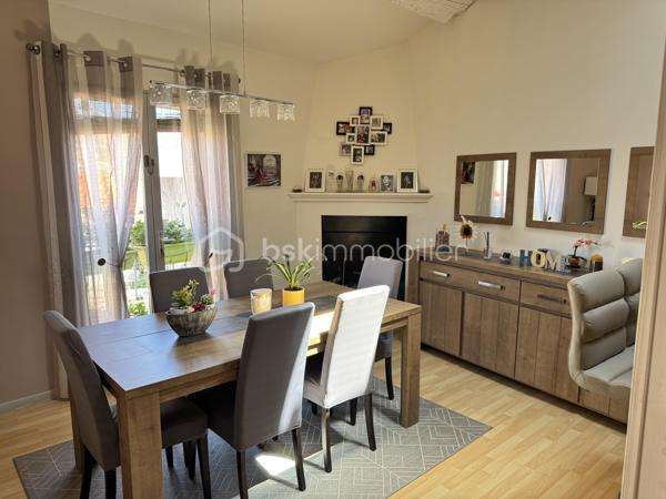 Situé dans une maison de ville en pierre divisée en seulement deux lots, cet appartement bénéficie de l'esprit et de l'indépendance d'une maison de ville. Ses beaux volumes, son cachet authentique et sa grande terrasse en font un bien rare, idéal pour une vie de famille confortable.

Dès l'entrée, vous apprécierez les nombreux espaces de rangement astucieusement aménagés, avec un débarras créé dans une ancienne cuve ainsi qu'un espace de stockage sous l'escalier. Le premier étage accueille une agréable pièce de vie lumineuse comprenant un séjour convivial et une cuisine aménagée et équipée. Cet espace s'ouvre directement sur une terrasse d'environ 16 m², parfaite pour profiter des beaux jours en toute tranquillité.

L'espace nuit principal se compose de deux belles chambres d'environ 16 m² et 15 m², dont une dispose d'un placard intégré. Une salle de bain équipée d'une baignoire et d'une douche, un WC indépendant ainsi qu'une buanderie complètent ce niveau particulièrement fonctionnel.

Au second étage, vous découvrirez une vaste pièce pouvant être aménagée selon vos besoins en chambre supplémentaire, salle de jeux ou espace de loisirs. Une mezzanine vient compléter cet étage et pourra accueillir un bureau, un coin détente ou un couchage d'appoint. Les espaces mansardés apportent beaucoup de charme et de caractère à l'ensemble.

Côté confort, le bien bénéficie de prestations appréciables avec une climatisation réversible dans le séjour, le double vitrage, des volets roulants électriques sur la majorité des ouvertures, la fibre optique installée ainsi qu'un visiophone. Les peintures ont été récemment refaites et le cumulus est récent.

Les travaux importants ont déjà été réalisés puisque la toiture a fait l'objet d'une rénovation récente avec la réfection de la partie principale ainsi que le démoussage et le traitement de la partie restante, offrant ainsi une véritable tranquillité aux futurs propriétaires.

Vous serez séduits par le cachet de la pierre, les beaux volumes, les nombreux rangements, et la grande terrasse. Un bien chaleureux et fonctionnel, parfaitement adapté à une famille, à un couple avec enfants ou à toute personne recherchant une résidence principale alliant charme et confort.

Charges annuelles : 477 €.

Une visite s'impose pour apprécier pleinement le potentiel et l'atmosphère unique de ce bien. Contactez moi dès aujourd'hui pour organiser votre découverte.
