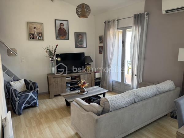 Situé dans une maison de ville en pierre divisée en seulement deux lots, cet appartement bénéficie de l'esprit et de l'indépendance d'une maison de ville. Ses beaux volumes, son cachet authentique et sa grande terrasse en font un bien rare, idéal pour une vie de famille confortable.

Dès l'entrée, vous apprécierez les nombreux espaces de rangement astucieusement aménagés, avec un débarras créé dans une ancienne cuve ainsi qu'un espace de stockage sous l'escalier. Le premier étage accueille une agréable pièce de vie lumineuse comprenant un séjour convivial et une cuisine aménagée et équipée. Cet espace s'ouvre directement sur une terrasse d'environ 16 m², parfaite pour profiter des beaux jours en toute tranquillité.

L'espace nuit principal se compose de deux belles chambres d'environ 16 m² et 15 m², dont une dispose d'un placard intégré. Une salle de bain équipée d'une baignoire et d'une douche, un WC indépendant ainsi qu'une buanderie complètent ce niveau particulièrement fonctionnel.

Au second étage, vous découvrirez une vaste pièce pouvant être aménagée selon vos besoins en chambre supplémentaire, salle de jeux ou espace de loisirs. Une mezzanine vient compléter cet étage et pourra accueillir un bureau, un coin détente ou un couchage d'appoint. Les espaces mansardés apportent beaucoup de charme et de caractère à l'ensemble.

Côté confort, le bien bénéficie de prestations appréciables avec une climatisation réversible dans le séjour, le double vitrage, des volets roulants électriques sur la majorité des ouvertures, la fibre optique installée ainsi qu'un visiophone. Les peintures ont été récemment refaites et le cumulus est récent.

Les travaux importants ont déjà été réalisés puisque la toiture a fait l'objet d'une rénovation récente avec la réfection de la partie principale ainsi que le démoussage et le traitement de la partie restante, offrant ainsi une véritable tranquillité aux futurs propriétaires.

Vous serez séduits par le cachet de la pierre, les beaux volumes, les nombreux rangements, et la grande terrasse. Un bien chaleureux et fonctionnel, parfaitement adapté à une famille, à un couple avec enfants ou à toute personne recherchant une résidence principale alliant charme et confort.

Charges annuelles : 477 €.

Une visite s'impose pour apprécier pleinement le potentiel et l'atmosphère unique de ce bien. Contactez moi dès aujourd'hui pour organiser votre découverte.