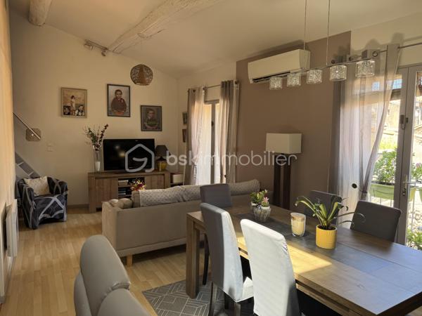 Situé dans une maison de ville en pierre divisée en seulement deux lots, cet appartement bénéficie de l'esprit et de l'indépendance d'une maison de ville. Ses beaux volumes, son cachet authentique et sa grande terrasse en font un bien rare, idéal pour une vie de famille confortable.

Dès l'entrée, vous apprécierez les nombreux espaces de rangement astucieusement aménagés, avec un débarras créé dans une ancienne cuve ainsi qu'un espace de stockage sous l'escalier. Le premier étage accueille une agréable pièce de vie lumineuse comprenant un séjour convivial et une cuisine aménagée et équipée. Cet espace s'ouvre directement sur une terrasse d'environ 16 m², parfaite pour profiter des beaux jours en toute tranquillité.

L'espace nuit principal se compose de deux belles chambres d'environ 16 m² et 15 m², dont une dispose d'un placard intégré. Une salle de bain équipée d'une baignoire et d'une douche, un WC indépendant ainsi qu'une buanderie complètent ce niveau particulièrement fonctionnel.

Au second étage, vous découvrirez une vaste pièce pouvant être aménagée selon vos besoins en chambre supplémentaire, salle de jeux ou espace de loisirs. Une mezzanine vient compléter cet étage et pourra accueillir un bureau, un coin détente ou un couchage d'appoint. Les espaces mansardés apportent beaucoup de charme et de caractère à l'ensemble.

Côté confort, le bien bénéficie de prestations appréciables avec une climatisation réversible dans le séjour, le double vitrage, des volets roulants électriques sur la majorité des ouvertures, la fibre optique installée ainsi qu'un visiophone. Les peintures ont été récemment refaites et le cumulus est récent.

Les travaux importants ont déjà été réalisés puisque la toiture a fait l'objet d'une rénovation récente avec la réfection de la partie principale ainsi que le démoussage et le traitement de la partie restante, offrant ainsi une véritable tranquillité aux futurs propriétaires.

Vous serez séduits par le cachet de la pierre, les beaux volumes, les nombreux rangements, et la grande terrasse. Un bien chaleureux et fonctionnel, parfaitement adapté à une famille, à un couple avec enfants ou à toute personne recherchant une résidence principale alliant charme et confort.

Charges annuelles : 477 €.

Une visite s'impose pour apprécier pleinement le potentiel et l'atmosphère unique de ce bien. Contactez moi dès aujourd'hui pour organiser votre découverte.