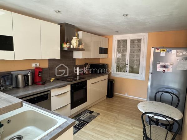 Situé dans une maison de ville en pierre divisée en seulement deux lots, cet appartement bénéficie de l'esprit et de l'indépendance d'une maison de ville. Ses beaux volumes, son cachet authentique et sa grande terrasse en font un bien rare, idéal pour une vie de famille confortable.

Dès l'entrée, vous apprécierez les nombreux espaces de rangement astucieusement aménagés, avec un débarras créé dans une ancienne cuve ainsi qu'un espace de stockage sous l'escalier. Le premier étage accueille une agréable pièce de vie lumineuse comprenant un séjour convivial et une cuisine aménagée et équipée. Cet espace s'ouvre directement sur une terrasse d'environ 16 m², parfaite pour profiter des beaux jours en toute tranquillité.

L'espace nuit principal se compose de deux belles chambres d'environ 16 m² et 15 m², dont une dispose d'un placard intégré. Une salle de bain équipée d'une baignoire et d'une douche, un WC indépendant ainsi qu'une buanderie complètent ce niveau particulièrement fonctionnel.

Au second étage, vous découvrirez une vaste pièce pouvant être aménagée selon vos besoins en chambre supplémentaire, salle de jeux ou espace de loisirs. Une mezzanine vient compléter cet étage et pourra accueillir un bureau, un coin détente ou un couchage d'appoint. Les espaces mansardés apportent beaucoup de charme et de caractère à l'ensemble.

Côté confort, le bien bénéficie de prestations appréciables avec une climatisation réversible dans le séjour, le double vitrage, des volets roulants électriques sur la majorité des ouvertures, la fibre optique installée ainsi qu'un visiophone. Les peintures ont été récemment refaites et le cumulus est récent.

Les travaux importants ont déjà été réalisés puisque la toiture a fait l'objet d'une rénovation récente avec la réfection de la partie principale ainsi que le démoussage et le traitement de la partie restante, offrant ainsi une véritable tranquillité aux futurs propriétaires.

Vous serez séduits par le cachet de la pierre, les beaux volumes, les nombreux rangements, et la grande terrasse. Un bien chaleureux et fonctionnel, parfaitement adapté à une famille, à un couple avec enfants ou à toute personne recherchant une résidence principale alliant charme et confort.

Charges annuelles : 477 €.

Une visite s'impose pour apprécier pleinement le potentiel et l'atmosphère unique de ce bien. Contactez moi dès aujourd'hui pour organiser votre découverte.