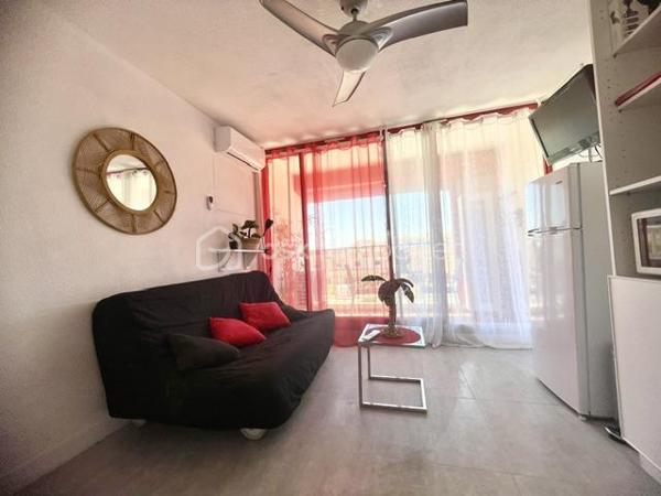 EN EXCLUSIVITÉ – LE GRAU-DU-ROI – RIVE GAUCHE

Idéal premier achat, pied-à-terre ou investissement locatif !

À seulement quelques minutes à pied des commerces et des plages, découvrez ce joli studio de 19 m² ( 4 couchages) avec terrasse, situé au 2ᵉ étage d'une résidence sécurisée, sans ascenseur et sans piscine, garantissant de très faibles charges de copropriété.

Entièrement rénové et meublé en 2022, cet appartement est prêt à être occupé ou mis en location, sans aucun travaux à prévoir.

Il se compose d'une agréable pièce de vie lumineuse avec cuisine entièrement équipée, d'une salle d'eau moderne avec WC et d'une terrasse idéale pour profiter des beaux jours.

Les atouts :
Appartement entièrement rénové et vendu meublé
Cuisine équipée récente
Salle d'eau récente
Cabine 2 couchages
Climatisation réversible neuve (installée en juin 2026)
Ventilateur de plafond
Terrasse de 5 m2 fermée par volet roulant électrique
Parking privé et sécurisé (stationnement libre dans la résidence)
Boulodrome et Tennis dans la copropriété
Faibles charges de copropriété

Que vous recherchiez une résidence secondaire, un premier achat ou un investissement locatif rentable, ce bien répond à tous les projets.
Une belle opportunité dans un secteur recherché du Grau-du-Roi. 
Contactez moi dès aujourd'hui pour organiser une visite !