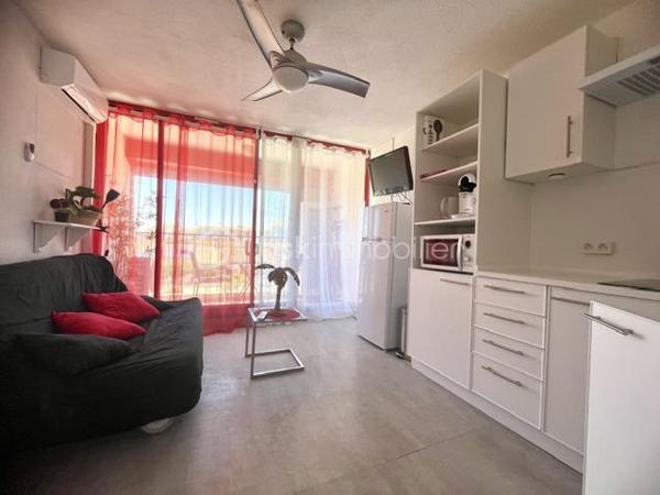 EN EXCLUSIVITÉ – LE GRAU-DU-ROI – RIVE GAUCHE

Idéal premier achat, pied-à-terre ou investissement locatif !

À seulement quelques minutes à pied des commerces et des plages, découvrez ce joli studio de 19 m² ( 4 couchages) avec terrasse, situé au 2ᵉ étage d'une résidence sécurisée, sans ascenseur et sans piscine, garantissant de très faibles charges de copropriété.

Entièrement rénové et meublé en 2022, cet appartement est prêt à être occupé ou mis en location, sans aucun travaux à prévoir.

Il se compose d'une agréable pièce de vie lumineuse avec cuisine entièrement équipée, d'une salle d'eau moderne avec WC et d'une terrasse idéale pour profiter des beaux jours.

Les atouts :
Appartement entièrement rénové et vendu meublé
Cuisine équipée récente
Salle d'eau récente
Cabine 2 couchages
Climatisation réversible neuve (installée en juin 2026)
Ventilateur de plafond
Terrasse de 5 m2 fermée par volet roulant électrique
Parking privé et sécurisé (stationnement libre dans la résidence)
Boulodrome et Tennis dans la copropriété
Faibles charges de copropriété

Que vous recherchiez une résidence secondaire, un premier achat ou un investissement locatif rentable, ce bien répond à tous les projets.
Une belle opportunité dans un secteur recherché du Grau-du-Roi. 
Contactez moi dès aujourd'hui pour organiser une visite !
