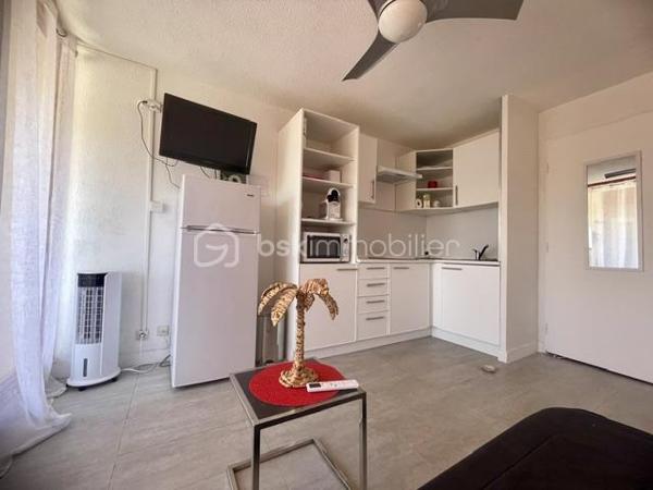 EN EXCLUSIVITÉ – LE GRAU-DU-ROI – RIVE GAUCHE

Idéal premier achat, pied-à-terre ou investissement locatif !

À seulement quelques minutes à pied des commerces et des plages, découvrez ce joli studio de 19 m² ( 4 couchages) avec terrasse, situé au 2ᵉ étage d'une résidence sécurisée, sans ascenseur et sans piscine, garantissant de très faibles charges de copropriété.

Entièrement rénové et meublé en 2022, cet appartement est prêt à être occupé ou mis en location, sans aucun travaux à prévoir.

Il se compose d'une agréable pièce de vie lumineuse avec cuisine entièrement équipée, d'une salle d'eau moderne avec WC et d'une terrasse idéale pour profiter des beaux jours.

Les atouts :
Appartement entièrement rénové et vendu meublé
Cuisine équipée récente
Salle d'eau récente
Cabine 2 couchages
Climatisation réversible neuve (installée en juin 2026)
Ventilateur de plafond
Terrasse de 5 m2 fermée par volet roulant électrique
Parking privé et sécurisé (stationnement libre dans la résidence)
Boulodrome et Tennis dans la copropriété
Faibles charges de copropriété

Que vous recherchiez une résidence secondaire, un premier achat ou un investissement locatif rentable, ce bien répond à tous les projets.
Une belle opportunité dans un secteur recherché du Grau-du-Roi. 
Contactez moi dès aujourd'hui pour organiser une visite !