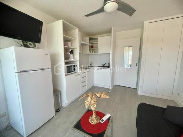 EN EXCLUSIVITÉ – LE GRAU-DU-ROI – RIVE GAUCHE

Idéal premier achat, pied-à-terre ou investissement locatif !

À seulement quelques minutes à pied des commerces et des plages, découvrez ce joli studio de 19 m² ( 4 couchages) avec terrasse, situé au 2ᵉ étage d'une résidence sécurisée, sans ascenseur et sans piscine, garantissant de très faibles charges de copropriété.

Entièrement rénové et meublé en 2022, cet appartement est prêt à être occupé ou mis en location, sans aucun travaux à prévoir.

Il se compose d'une agréable pièce de vie lumineuse avec cuisine entièrement équipée, d'une salle d'eau moderne avec WC et d'une terrasse idéale pour profiter des beaux jours.

Les atouts :
Appartement entièrement rénové et vendu meublé
Cuisine équipée récente
Salle d'eau récente
Cabine 2 couchages
Climatisation réversible neuve (installée en juin 2026)
Ventilateur de plafond
Terrasse de 5 m2 fermée par volet roulant électrique
Parking privé et sécurisé (stationnement libre dans la résidence)
Boulodrome et Tennis dans la copropriété
Faibles charges de copropriété

Que vous recherchiez une résidence secondaire, un premier achat ou un investissement locatif rentable, ce bien répond à tous les projets.
Une belle opportunité dans un secteur recherché du Grau-du-Roi. 
Contactez moi dès aujourd'hui pour organiser une visite !