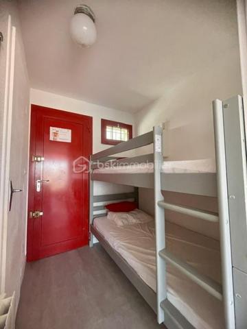 EN EXCLUSIVITÉ – LE GRAU-DU-ROI – RIVE GAUCHE

Idéal premier achat, pied-à-terre ou investissement locatif !

À seulement quelques minutes à pied des commerces et des plages, découvrez ce joli studio de 19 m² ( 4 couchages) avec terrasse, situé au 2ᵉ étage d'une résidence sécurisée, sans ascenseur et sans piscine, garantissant de très faibles charges de copropriété.

Entièrement rénové et meublé en 2022, cet appartement est prêt à être occupé ou mis en location, sans aucun travaux à prévoir.

Il se compose d'une agréable pièce de vie lumineuse avec cuisine entièrement équipée, d'une salle d'eau moderne avec WC et d'une terrasse idéale pour profiter des beaux jours.

Les atouts :
Appartement entièrement rénové et vendu meublé
Cuisine équipée récente
Salle d'eau récente
Cabine 2 couchages
Climatisation réversible neuve (installée en juin 2026)
Ventilateur de plafond
Terrasse de 5 m2 fermée par volet roulant électrique
Parking privé et sécurisé (stationnement libre dans la résidence)
Boulodrome et Tennis dans la copropriété
Faibles charges de copropriété

Que vous recherchiez une résidence secondaire, un premier achat ou un investissement locatif rentable, ce bien répond à tous les projets.
Une belle opportunité dans un secteur recherché du Grau-du-Roi. 
Contactez moi dès aujourd'hui pour organiser une visite !