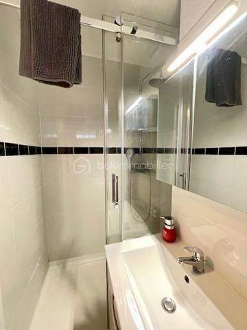 EN EXCLUSIVITÉ – LE GRAU-DU-ROI – RIVE GAUCHE

Idéal premier achat, pied-à-terre ou investissement locatif !

À seulement quelques minutes à pied des commerces et des plages, découvrez ce joli studio de 19 m² ( 4 couchages) avec terrasse, situé au 2ᵉ étage d'une résidence sécurisée, sans ascenseur et sans piscine, garantissant de très faibles charges de copropriété.

Entièrement rénové et meublé en 2022, cet appartement est prêt à être occupé ou mis en location, sans aucun travaux à prévoir.

Il se compose d'une agréable pièce de vie lumineuse avec cuisine entièrement équipée, d'une salle d'eau moderne avec WC et d'une terrasse idéale pour profiter des beaux jours.

Les atouts :
Appartement entièrement rénové et vendu meublé
Cuisine équipée récente
Salle d'eau récente
Cabine 2 couchages
Climatisation réversible neuve (installée en juin 2026)
Ventilateur de plafond
Terrasse de 5 m2 fermée par volet roulant électrique
Parking privé et sécurisé (stationnement libre dans la résidence)
Boulodrome et Tennis dans la copropriété
Faibles charges de copropriété

Que vous recherchiez une résidence secondaire, un premier achat ou un investissement locatif rentable, ce bien répond à tous les projets.
Une belle opportunité dans un secteur recherché du Grau-du-Roi. 
Contactez moi dès aujourd'hui pour organiser une visite !