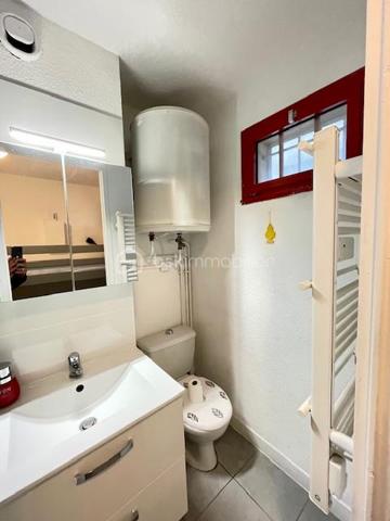 EN EXCLUSIVITÉ – LE GRAU-DU-ROI – RIVE GAUCHE

Idéal premier achat, pied-à-terre ou investissement locatif !

À seulement quelques minutes à pied des commerces et des plages, découvrez ce joli studio de 19 m² ( 4 couchages) avec terrasse, situé au 2ᵉ étage d'une résidence sécurisée, sans ascenseur et sans piscine, garantissant de très faibles charges de copropriété.

Entièrement rénové et meublé en 2022, cet appartement est prêt à être occupé ou mis en location, sans aucun travaux à prévoir.

Il se compose d'une agréable pièce de vie lumineuse avec cuisine entièrement équipée, d'une salle d'eau moderne avec WC et d'une terrasse idéale pour profiter des beaux jours.

Les atouts :
Appartement entièrement rénové et vendu meublé
Cuisine équipée récente
Salle d'eau récente
Cabine 2 couchages
Climatisation réversible neuve (installée en juin 2026)
Ventilateur de plafond
Terrasse de 5 m2 fermée par volet roulant électrique
Parking privé et sécurisé (stationnement libre dans la résidence)
Boulodrome et Tennis dans la copropriété
Faibles charges de copropriété

Que vous recherchiez une résidence secondaire, un premier achat ou un investissement locatif rentable, ce bien répond à tous les projets.
Une belle opportunité dans un secteur recherché du Grau-du-Roi. 
Contactez moi dès aujourd'hui pour organiser une visite !