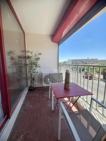 EN EXCLUSIVITÉ – LE GRAU-DU-ROI – RIVE GAUCHE

Idéal premier achat, pied-à-terre ou investissement locatif !

À seulement quelques minutes à pied des commerces et des plages, découvrez ce joli studio de 19 m² ( 4 couchages) avec terrasse, situé au 2ᵉ étage d'une résidence sécurisée, sans ascenseur et sans piscine, garantissant de très faibles charges de copropriété.

Entièrement rénové et meublé en 2022, cet appartement est prêt à être occupé ou mis en location, sans aucun travaux à prévoir.

Il se compose d'une agréable pièce de vie lumineuse avec cuisine entièrement équipée, d'une salle d'eau moderne avec WC et d'une terrasse idéale pour profiter des beaux jours.

Les atouts :
Appartement entièrement rénové et vendu meublé
Cuisine équipée récente
Salle d'eau récente
Cabine 2 couchages
Climatisation réversible neuve (installée en juin 2026)
Ventilateur de plafond
Terrasse de 5 m2 fermée par volet roulant électrique
Parking privé et sécurisé (stationnement libre dans la résidence)
Boulodrome et Tennis dans la copropriété
Faibles charges de copropriété

Que vous recherchiez une résidence secondaire, un premier achat ou un investissement locatif rentable, ce bien répond à tous les projets.
Une belle opportunité dans un secteur recherché du Grau-du-Roi. 
Contactez moi dès aujourd'hui pour organiser une visite !