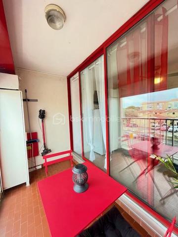 EN EXCLUSIVITÉ – LE GRAU-DU-ROI – RIVE GAUCHE

Idéal premier achat, pied-à-terre ou investissement locatif !

À seulement quelques minutes à pied des commerces et des plages, découvrez ce joli studio de 19 m² ( 4 couchages) avec terrasse, situé au 2ᵉ étage d'une résidence sécurisée, sans ascenseur et sans piscine, garantissant de très faibles charges de copropriété.

Entièrement rénové et meublé en 2022, cet appartement est prêt à être occupé ou mis en location, sans aucun travaux à prévoir.

Il se compose d'une agréable pièce de vie lumineuse avec cuisine entièrement équipée, d'une salle d'eau moderne avec WC et d'une terrasse idéale pour profiter des beaux jours.

Les atouts :
Appartement entièrement rénové et vendu meublé
Cuisine équipée récente
Salle d'eau récente
Cabine 2 couchages
Climatisation réversible neuve (installée en juin 2026)
Ventilateur de plafond
Terrasse de 5 m2 fermée par volet roulant électrique
Parking privé et sécurisé (stationnement libre dans la résidence)
Boulodrome et Tennis dans la copropriété
Faibles charges de copropriété

Que vous recherchiez une résidence secondaire, un premier achat ou un investissement locatif rentable, ce bien répond à tous les projets.
Une belle opportunité dans un secteur recherché du Grau-du-Roi. 
Contactez moi dès aujourd'hui pour organiser une visite !