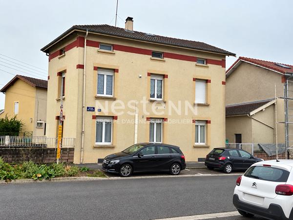 SPECIAL INVESTISSEUR !Immeuble de rapport comprenant 2 appartements et 3 Garages.