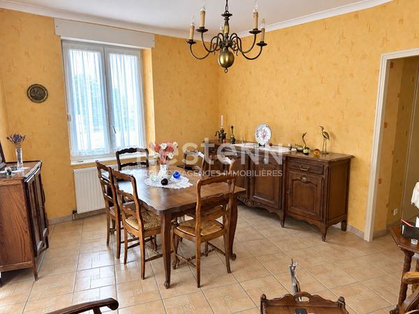 SPECIAL INVESTISSEUR !Immeuble de rapport comprenant 2 appartements et 3 Garages.