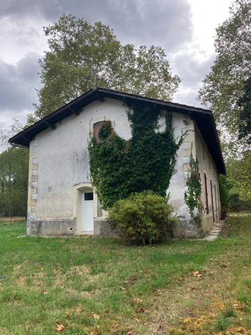 Un domaine de pierre de 160 m² env. à rénover sur 15950 m² de forets préservées, Un havre rare entre ciel et pins !