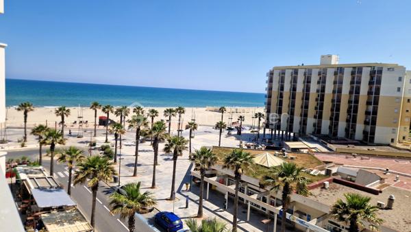 Dans un environnement privilégié à Canet Plage Sud, dans une résidence entièrement fermée et sécurisée avec gardien,  découvrez ce très bel appartement T3 de 57m2, traversant, climatisé, bénéficiant d'une vue sur la mer et d'une belle luminosité.
Il se compose d'une grande pièce de vie conviviale, avec cuisine semi-ouverte, donnant accès à 2 belles terrasses, l'idéal pour partager des moments en famille ou entre amis. Vous disposerez également de 2 chambres avec rangements, d'une salle de douche avec WC.
Son emplacement à deux pas de la plage et au pied de toutes commodités, en fait un bien idéal pour une résidence principale, secondaire ou un investissement locatif.
Possibilité d'acquérir en supplément un garage fermé en sous-sol de 12m2.
A visiter sans tarder !