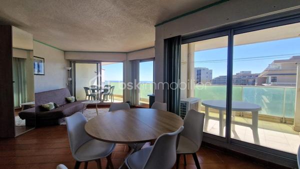Dans un environnement privilégié à Canet Plage Sud, dans une résidence entièrement fermée et sécurisée avec gardien,  découvrez ce très bel appartement T3 de 57m2, traversant, climatisé, bénéficiant d'une vue sur la mer et d'une belle luminosité.
Il se compose d'une grande pièce de vie conviviale, avec cuisine semi-ouverte, donnant accès à 2 belles terrasses, l'idéal pour partager des moments en famille ou entre amis. Vous disposerez également de 2 chambres avec rangements, d'une salle de douche avec WC.
Son emplacement à deux pas de la plage et au pied de toutes commodités, en fait un bien idéal pour une résidence principale, secondaire ou un investissement locatif.
Possibilité d'acquérir en supplément un garage fermé en sous-sol de 12m2.
A visiter sans tarder !