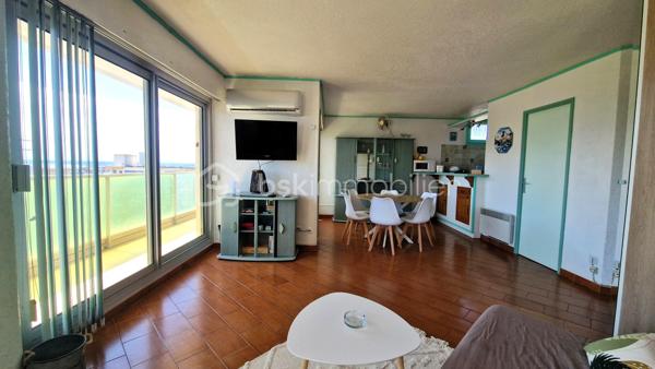 Dans un environnement privilégié à Canet Plage Sud, dans une résidence entièrement fermée et sécurisée avec gardien,  découvrez ce très bel appartement T3 de 57m2, traversant, climatisé, bénéficiant d'une vue sur la mer et d'une belle luminosité.
Il se compose d'une grande pièce de vie conviviale, avec cuisine semi-ouverte, donnant accès à 2 belles terrasses, l'idéal pour partager des moments en famille ou entre amis. Vous disposerez également de 2 chambres avec rangements, d'une salle de douche avec WC.
Son emplacement à deux pas de la plage et au pied de toutes commodités, en fait un bien idéal pour une résidence principale, secondaire ou un investissement locatif.
Possibilité d'acquérir en supplément un garage fermé en sous-sol de 12m2.
A visiter sans tarder !