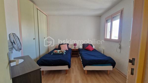 Dans un environnement privilégié à Canet Plage Sud, dans une résidence entièrement fermée et sécurisée avec gardien,  découvrez ce très bel appartement T3 de 57m2, traversant, climatisé, bénéficiant d'une vue sur la mer et d'une belle luminosité.
Il se compose d'une grande pièce de vie conviviale, avec cuisine semi-ouverte, donnant accès à 2 belles terrasses, l'idéal pour partager des moments en famille ou entre amis. Vous disposerez également de 2 chambres avec rangements, d'une salle de douche avec WC.
Son emplacement à deux pas de la plage et au pied de toutes commodités, en fait un bien idéal pour une résidence principale, secondaire ou un investissement locatif.
Possibilité d'acquérir en supplément un garage fermé en sous-sol de 12m2.
A visiter sans tarder !