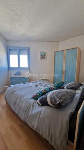 Dans un environnement privilégié à Canet Plage Sud, dans une résidence entièrement fermée et sécurisée avec gardien,  découvrez ce très bel appartement T3 de 57m2, traversant, climatisé, bénéficiant d'une vue sur la mer et d'une belle luminosité.
Il se compose d'une grande pièce de vie conviviale, avec cuisine semi-ouverte, donnant accès à 2 belles terrasses, l'idéal pour partager des moments en famille ou entre amis. Vous disposerez également de 2 chambres avec rangements, d'une salle de douche avec WC.
Son emplacement à deux pas de la plage et au pied de toutes commodités, en fait un bien idéal pour une résidence principale, secondaire ou un investissement locatif.
Possibilité d'acquérir en supplément un garage fermé en sous-sol de 12m2.
A visiter sans tarder !