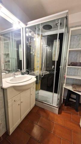Dans un environnement privilégié à Canet Plage Sud, dans une résidence entièrement fermée et sécurisée avec gardien,  découvrez ce très bel appartement T3 de 57m2, traversant, climatisé, bénéficiant d'une vue sur la mer et d'une belle luminosité.
Il se compose d'une grande pièce de vie conviviale, avec cuisine semi-ouverte, donnant accès à 2 belles terrasses, l'idéal pour partager des moments en famille ou entre amis. Vous disposerez également de 2 chambres avec rangements, d'une salle de douche avec WC.
Son emplacement à deux pas de la plage et au pied de toutes commodités, en fait un bien idéal pour une résidence principale, secondaire ou un investissement locatif.
Possibilité d'acquérir en supplément un garage fermé en sous-sol de 12m2.
A visiter sans tarder !