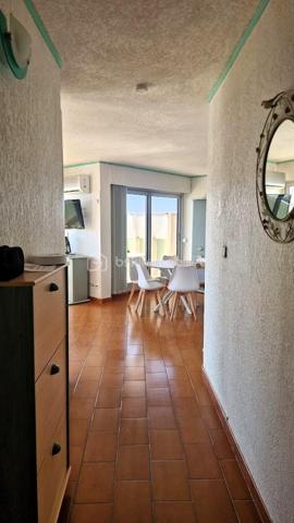 Dans un environnement privilégié à Canet Plage Sud, dans une résidence entièrement fermée et sécurisée avec gardien,  découvrez ce très bel appartement T3 de 57m2, traversant, climatisé, bénéficiant d'une vue sur la mer et d'une belle luminosité.
Il se compose d'une grande pièce de vie conviviale, avec cuisine semi-ouverte, donnant accès à 2 belles terrasses, l'idéal pour partager des moments en famille ou entre amis. Vous disposerez également de 2 chambres avec rangements, d'une salle de douche avec WC.
Son emplacement à deux pas de la plage et au pied de toutes commodités, en fait un bien idéal pour une résidence principale, secondaire ou un investissement locatif.
Possibilité d'acquérir en supplément un garage fermé en sous-sol de 12m2.
A visiter sans tarder !