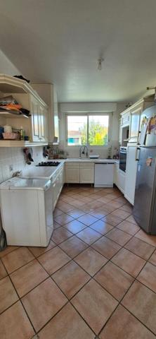 Maison familiale en impasse située en lisière pentagone avec 5 chambres, 2 points d'eau, garage et terrain.