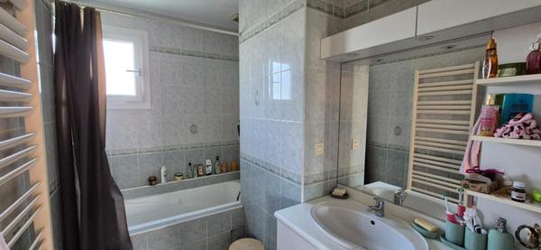 Maison familiale en impasse située en lisière pentagone avec 5 chambres, 2 points d'eau, garage et terrain.