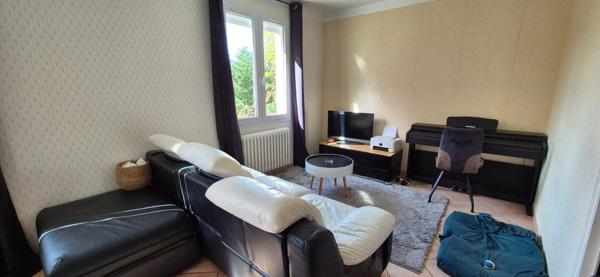 Maison familiale en impasse située en lisière pentagone avec 5 chambres, 2 points d'eau, garage et terrain.