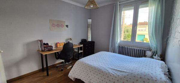 Maison familiale en impasse située en lisière pentagone avec 5 chambres, 2 points d'eau, garage et terrain.