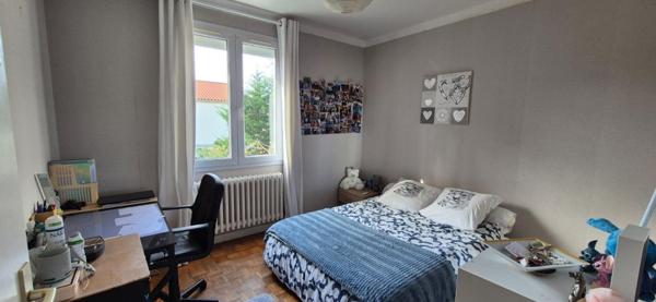 Maison familiale en impasse située en lisière pentagone avec 5 chambres, 2 points d'eau, garage et terrain.