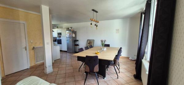 Maison familiale en impasse située en lisière pentagone avec 5 chambres, 2 points d'eau, garage et terrain.