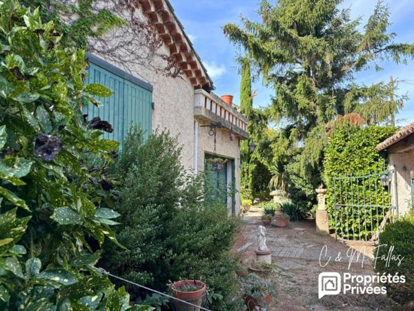 Maison plain pied, garage, jardin arboré, centre village