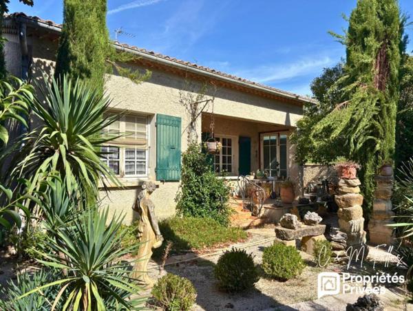 Maison plain pied, garage, jardin arboré, centre village