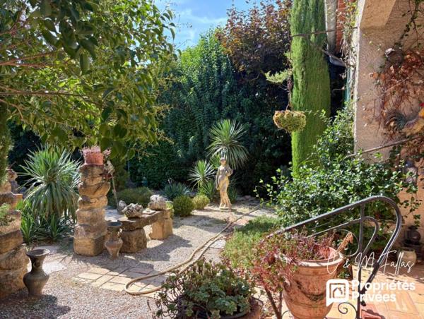 Maison plain pied, garage, jardin arboré, centre village