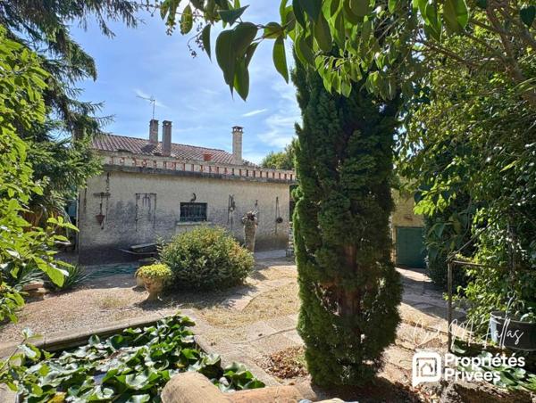 Maison plain pied, garage, jardin arboré, centre village