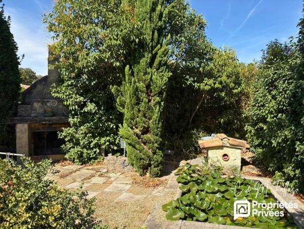 Maison plain pied, garage, jardin arboré, centre village