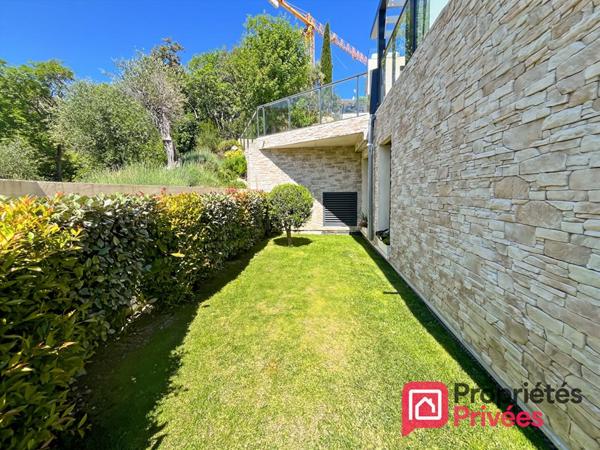 ÈZE VILLAGE : T4 avec jardin privatif, aperçu mer et garage