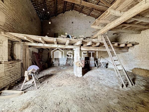 Maison en pierre avec grange attenante