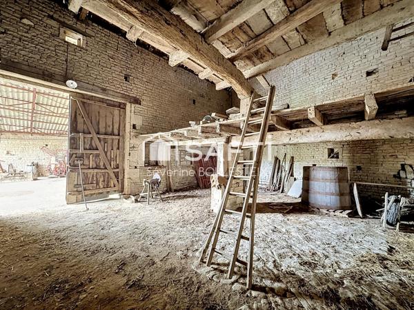 Maison en pierre avec grange attenante