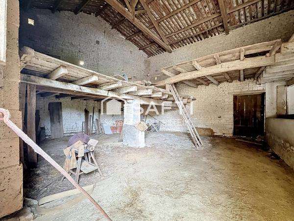 Maison en pierre avec grange attenante
