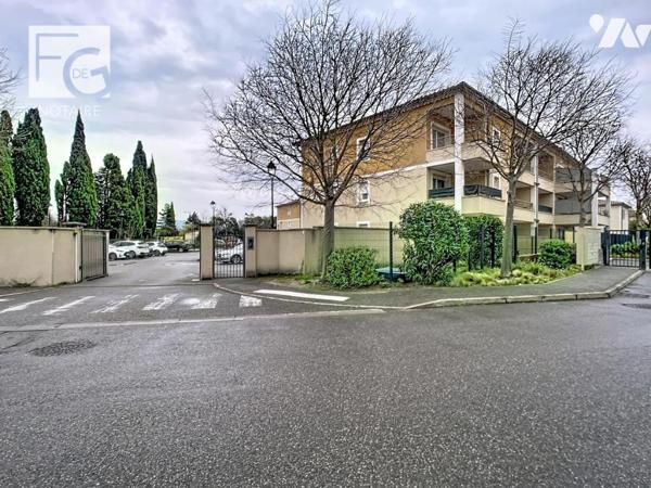 Studio au premier étage avec terrasse et parking