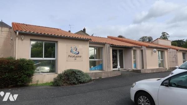 LA CHATAIGNERAIE, A PROXIMITE DU CENTRE VILLE, BATIMENT PROFESSIONNEL A USAGE DE BUREAUX.