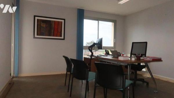 LA CHATAIGNERAIE, A PROXIMITE DU CENTRE VILLE, BATIMENT PROFESSIONNEL A USAGE DE BUREAUX.