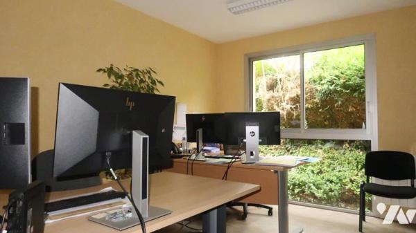 LA CHATAIGNERAIE, A PROXIMITE DU CENTRE VILLE, BATIMENT PROFESSIONNEL A USAGE DE BUREAUX.