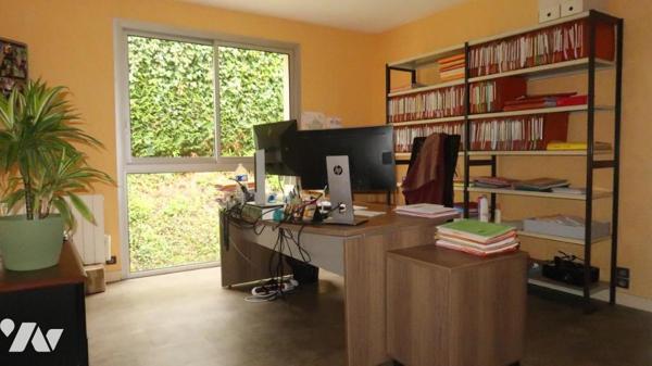 LA CHATAIGNERAIE, A PROXIMITE DU CENTRE VILLE, BATIMENT PROFESSIONNEL A USAGE DE BUREAUX.