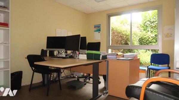 LA CHATAIGNERAIE, A PROXIMITE DU CENTRE VILLE, BATIMENT PROFESSIONNEL A USAGE DE BUREAUX.
